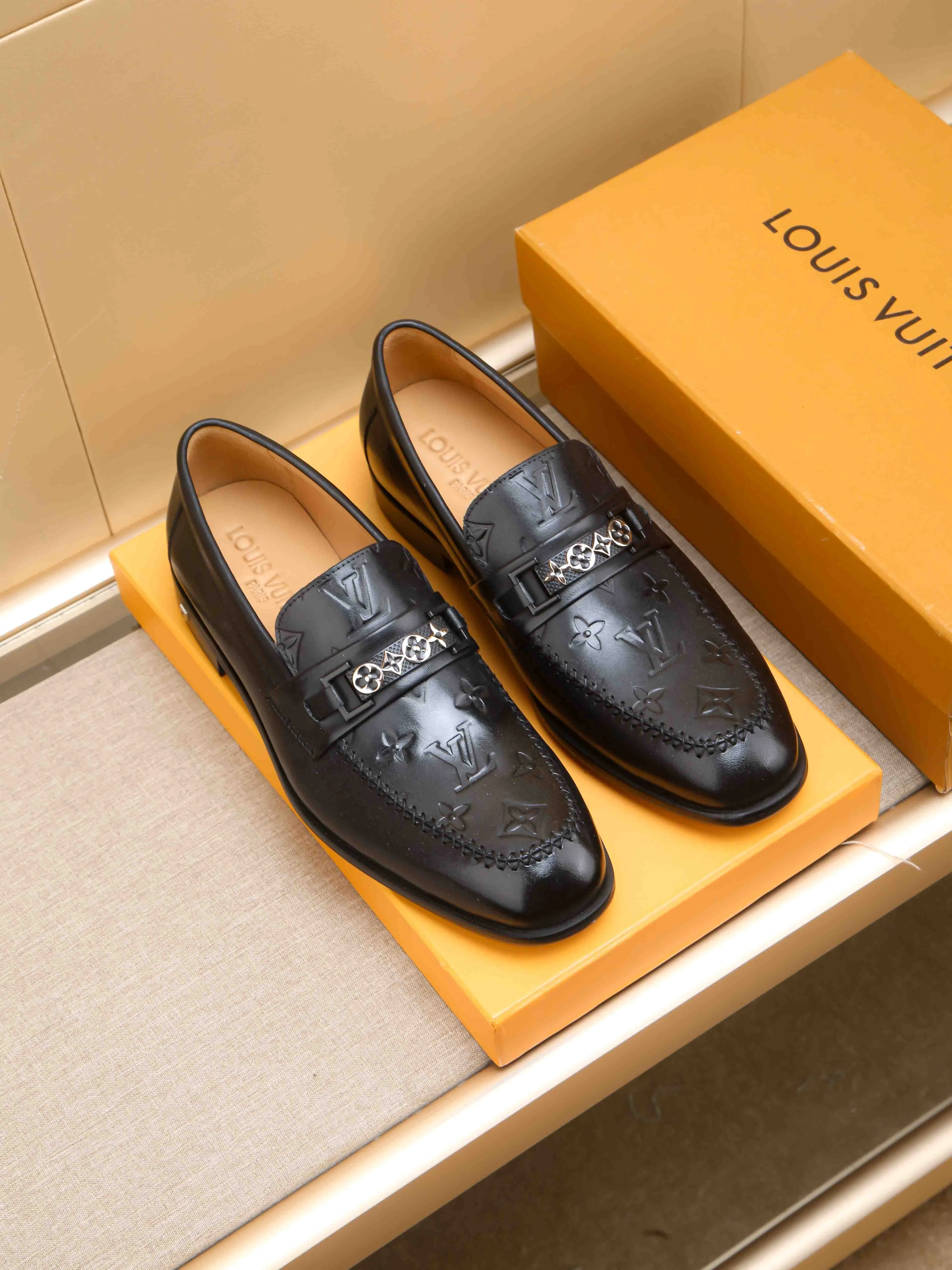 Men's shoes 💰 460 💰 Louis Vuitton LV ® 🆕 model 🔛Full shoe counter, first layer cowhide, 🐂leather lined casual shoes for men, super soft outsole, essential for driving. Counter synchronization, original first layer cowhide, completely 1:1 mold customization🌹top version, color optional! Number: 39-44 (customized at 38.45)